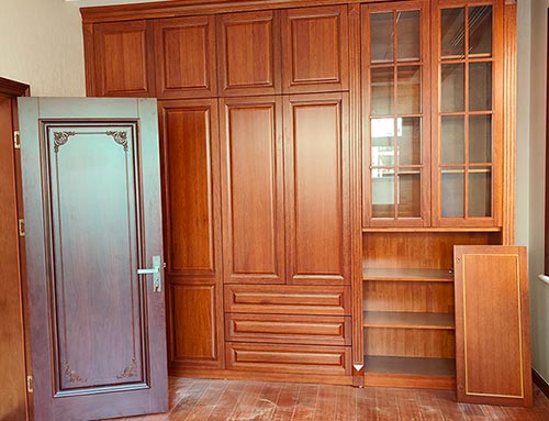 通化中式家庭装修里定制的实木衣柜效果图